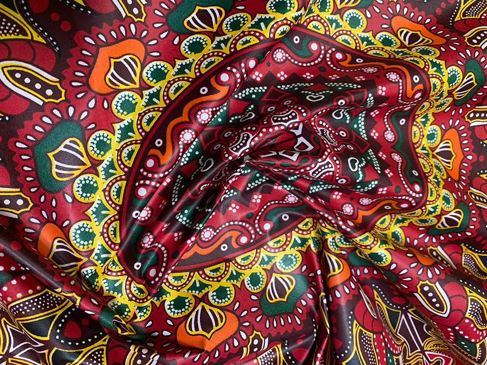 Jaké jsou jedinečné vlastnosti Polyester African Wax Fabric ve srovnání s tradiční africkou batikovanou látkou?